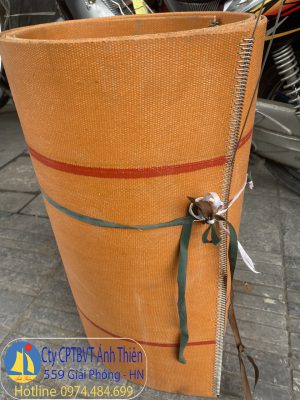 Băng tải gầu vải B600 x dày 5mm màu đỏ cam đóng ghim xương cá inox U3 hai đầu